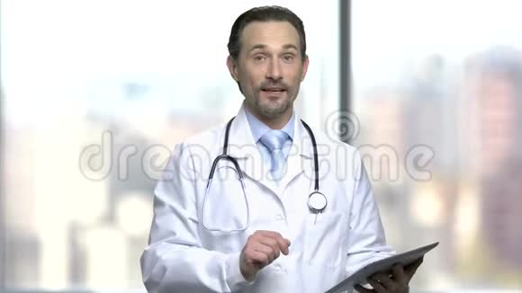 英俊的白种人医生在讲课视频的预览图
