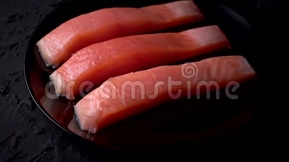 鲑鱼海海鲜切片牛排寿司背景特写高清慢动作视频的预览图