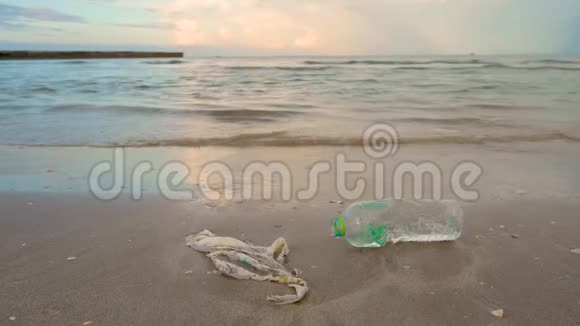 海滩海洋自然概念和环境保护上的塑料废物视频的预览图