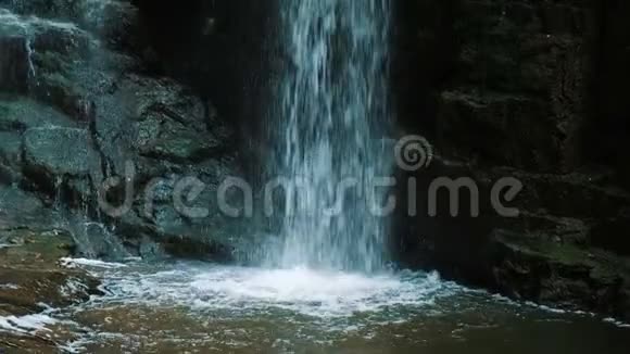瀑布的速度非常慢夏天雨水在乔治亚州的一个公园里落下照相机的动作视频的预览图