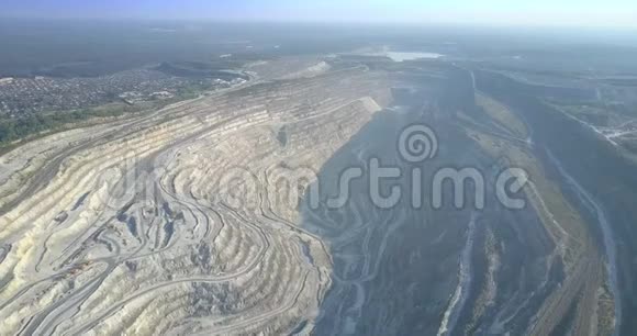 在广阔的景观中俯瞰巨大的石棉坑地形视频的预览图