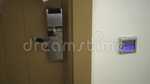 女人拿着卡钥匙打开酒店的门进来4kuhd2160p视频的预览图