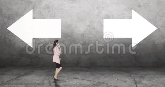 商业女性走在选择面前视频的预览图