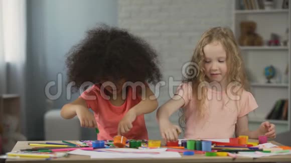 多民族小女孩用颜料涂手儿童艺术俱乐部视频的预览图