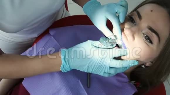 牙医为修复术铸造牙齿视频的预览图