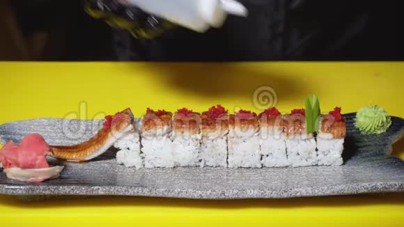 厨师装饰寿司卷供餐厅供应框架专业厨师在寿司上撒上芝麻视频的预览图