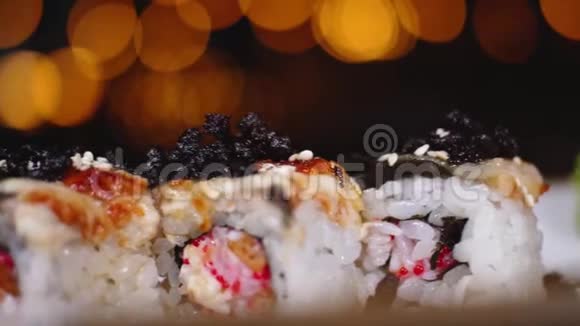 在餐厅灯光的背景下特写漂亮的寿司卷框架东方精致寿司卷视频的预览图