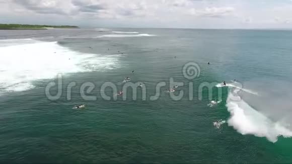 飞越冲浪海浪视频的预览图
