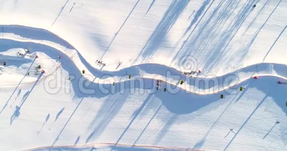 带有标志和工作椅的滑雪区的空中俯视图视频的预览图
