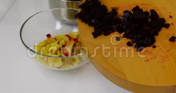 切成薄片的甜菜掉进了一碗土豆里视频的预览图