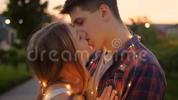 幸福夫妇亲吻日落浪漫约会视频的预览图
