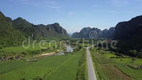 鸟瞰河流和道路平行穿过山谷视频的预览图