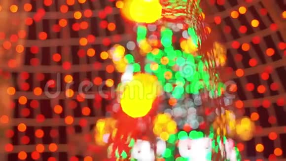 抽象模糊的圣诞灯背景与红色绿色黄色冬季假期概念视频的预览图