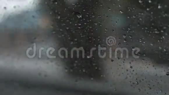 雨滴落在车窗上视频的预览图