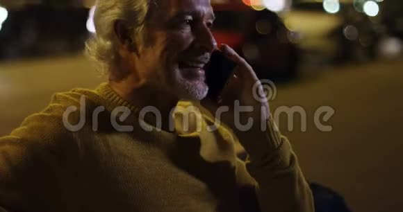 在城里用手机说话的老人视频的预览图