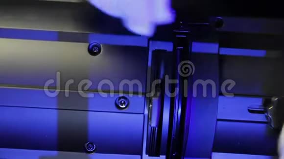 一个男性照明器将虹膜图插入到轮廓聚光灯中视频的预览图