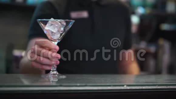 带冰块的玻璃专业酒保视频的预览图