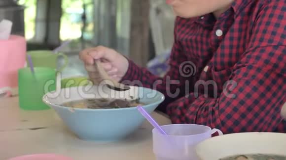 慢动作的亚洲少年喜欢在泰国吃面条汤视频的预览图