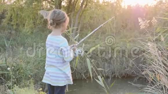 高加索少女在池塘钓鱼后景视频的预览图