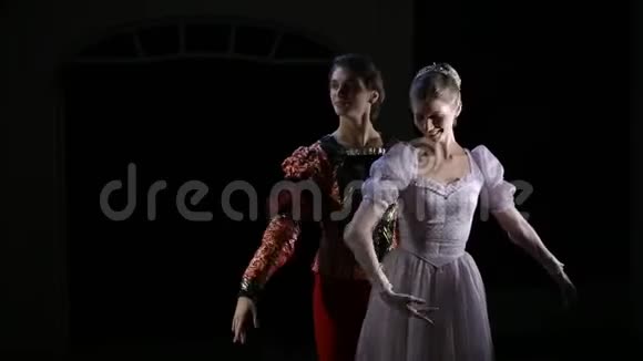 俄罗斯古典芭蕾舞击倒舞者17岁视频的预览图