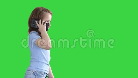 小女孩讲电话走在绿色屏幕上Chroma键视频的预览图