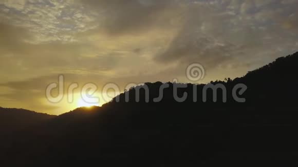 泰国普吉岛美丽日落的空中无人机景视频的预览图