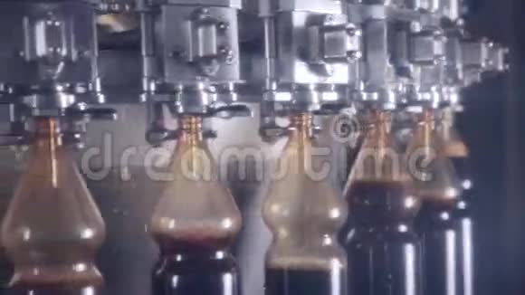 波普和苏打碳酸饮料倒在瓶子上的新鲜饮料自动输送机视频的预览图