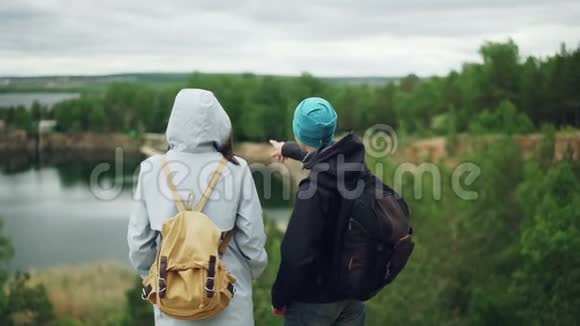 两位朋友从山上欣赏风景的慢镜头画像年轻人正拿着他的眼睛看风景视频的预览图