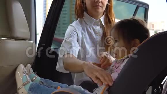 小女孩在车上儿童安全座椅视频的预览图