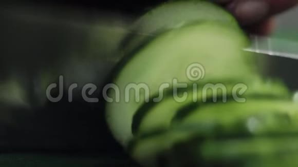 青菜桌上用大尖刀切青瓜视频的预览图