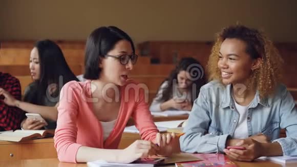 两个朋友在高中课间休息时说笑非裔美国女孩视频的预览图