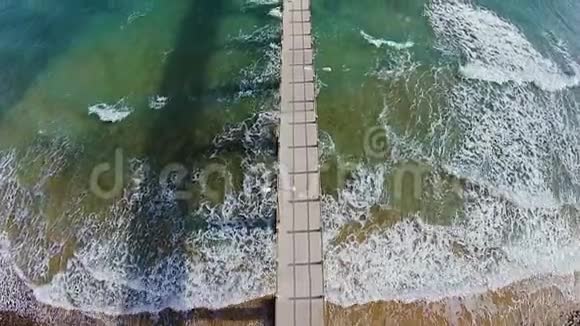 美丽的码头波光粼粼航拍葡萄牙桑托港视频的预览图