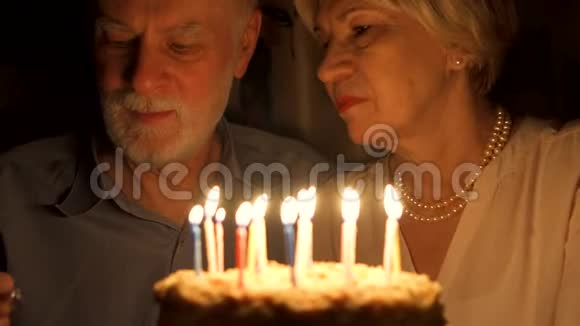 年长夫妇在家吃蛋糕庆祝与订婚戒指结婚的老人视频的预览图