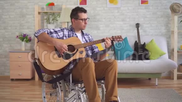 坐轮椅的残疾音乐家弹吉他视频的预览图