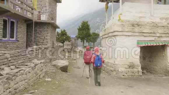 背包客在尼泊尔村散步马纳斯鲁电路跋涉区视频的预览图