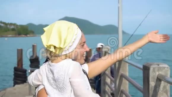 有女儿在码头的女人视频的预览图