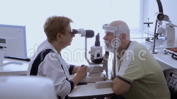 生物显微镜检查老年人视力视频的预览图