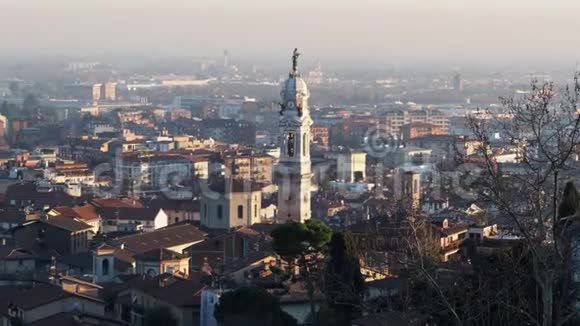 下城全景日落时分贝加莫城钟楼视频的预览图