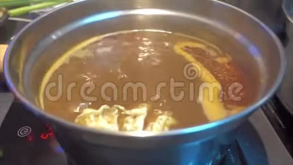 烧泰国火锅汤汤烧烤沙布视频的预览图