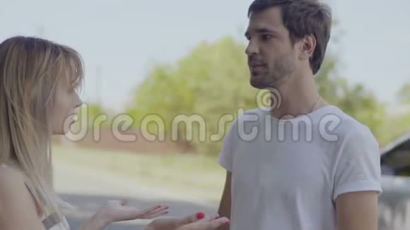 年轻人和女人在路上吵架男人离开他的女朋友视频的预览图