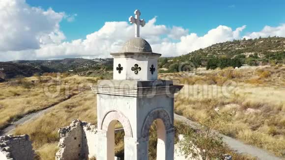 飞越圣尼古拉废弃教堂在库里斯大坝塞浦路斯Limnassol区视频的预览图