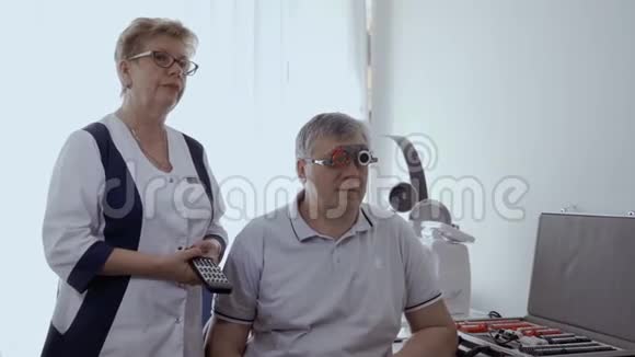 人在眼科检查视力用光学试验架检查视力视频的预览图