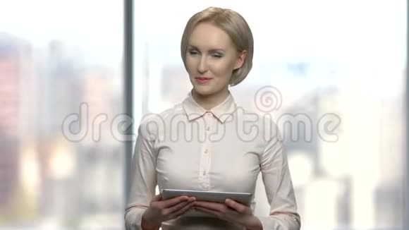 使用数字平板电脑的漂亮女演讲者视频的预览图