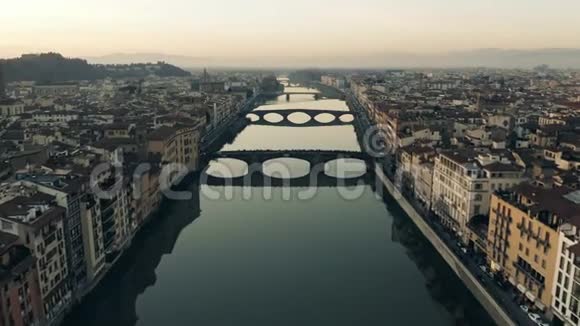 傍晚意大利佛罗伦萨的桥梁和建筑物的鸟瞰图视频的预览图