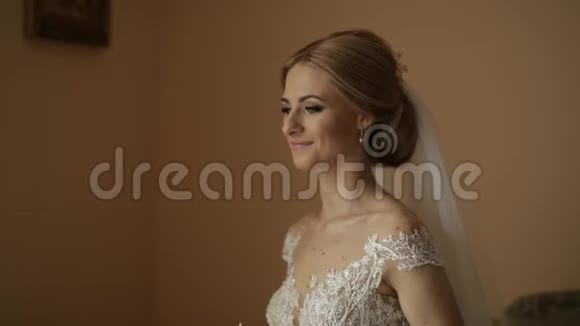 新娘穿婚纱的肖像新娘在旅馆里穿衣服录像快乐的新娘视频的预览图