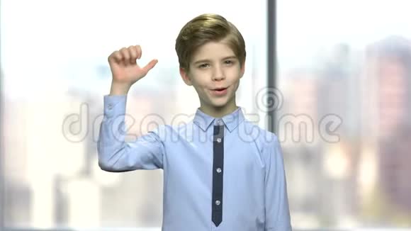 可爱的小男孩出现拇指符号视频的预览图