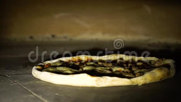 大型餐厅烤箱内的披萨烘焙特写视频的预览图
