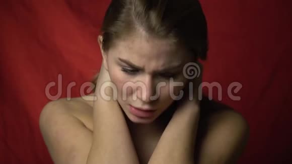 疲惫的女孩按摩她的脖子视频的预览图