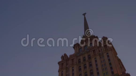 莫斯科的斯大林摩天大楼从建筑物的侧面和底部看4K视频的预览图