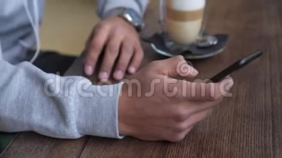在咖啡馆喝咖啡听音乐的人视频的预览图